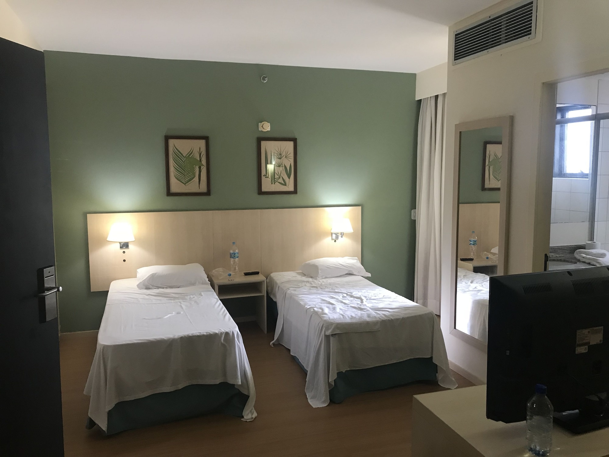 DELUXE, TWIN BEDS