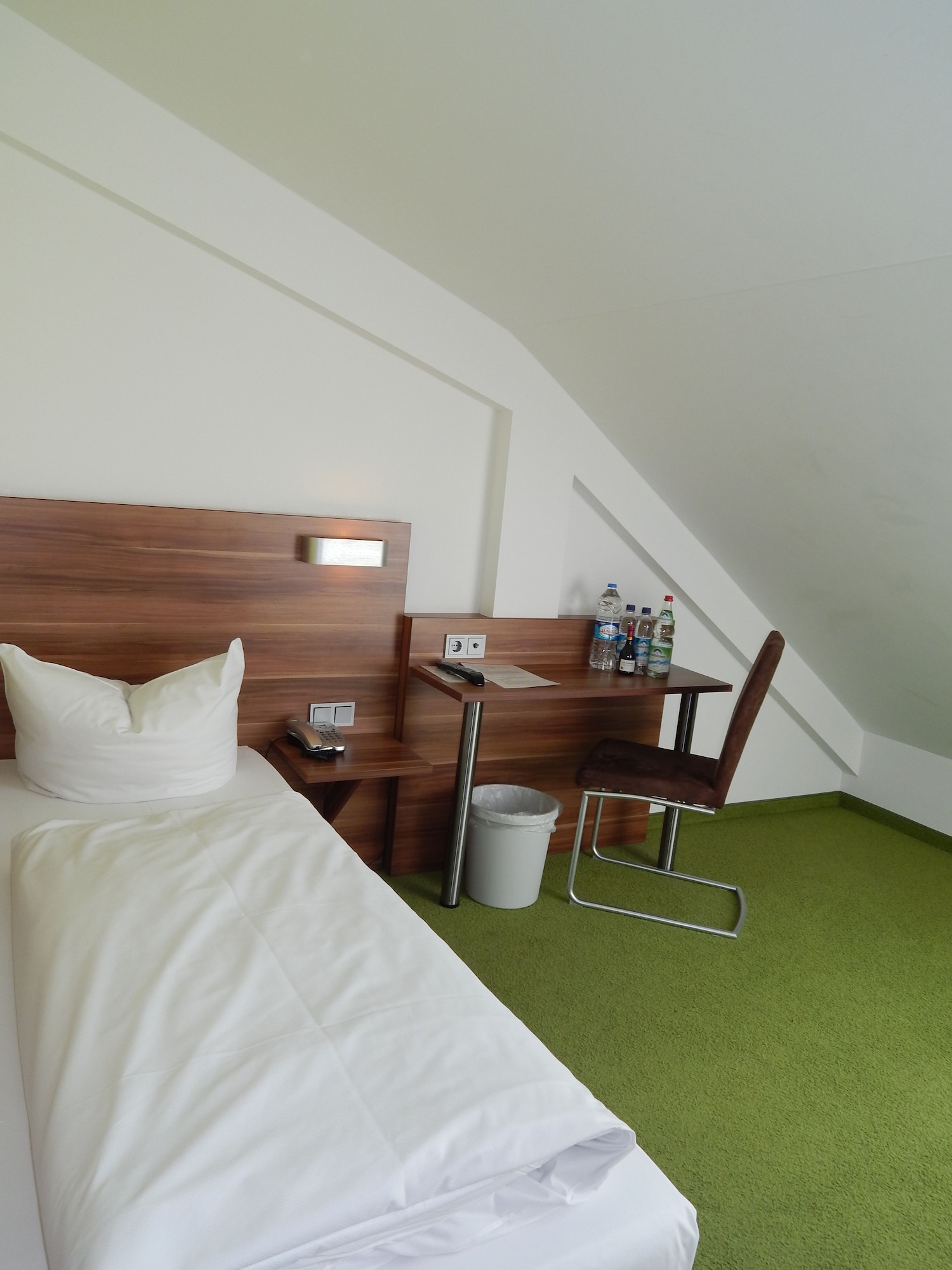 ROOM, SINGLE