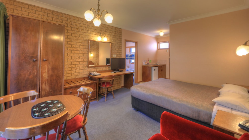 Barrass John Bright Motor Inn 21/43