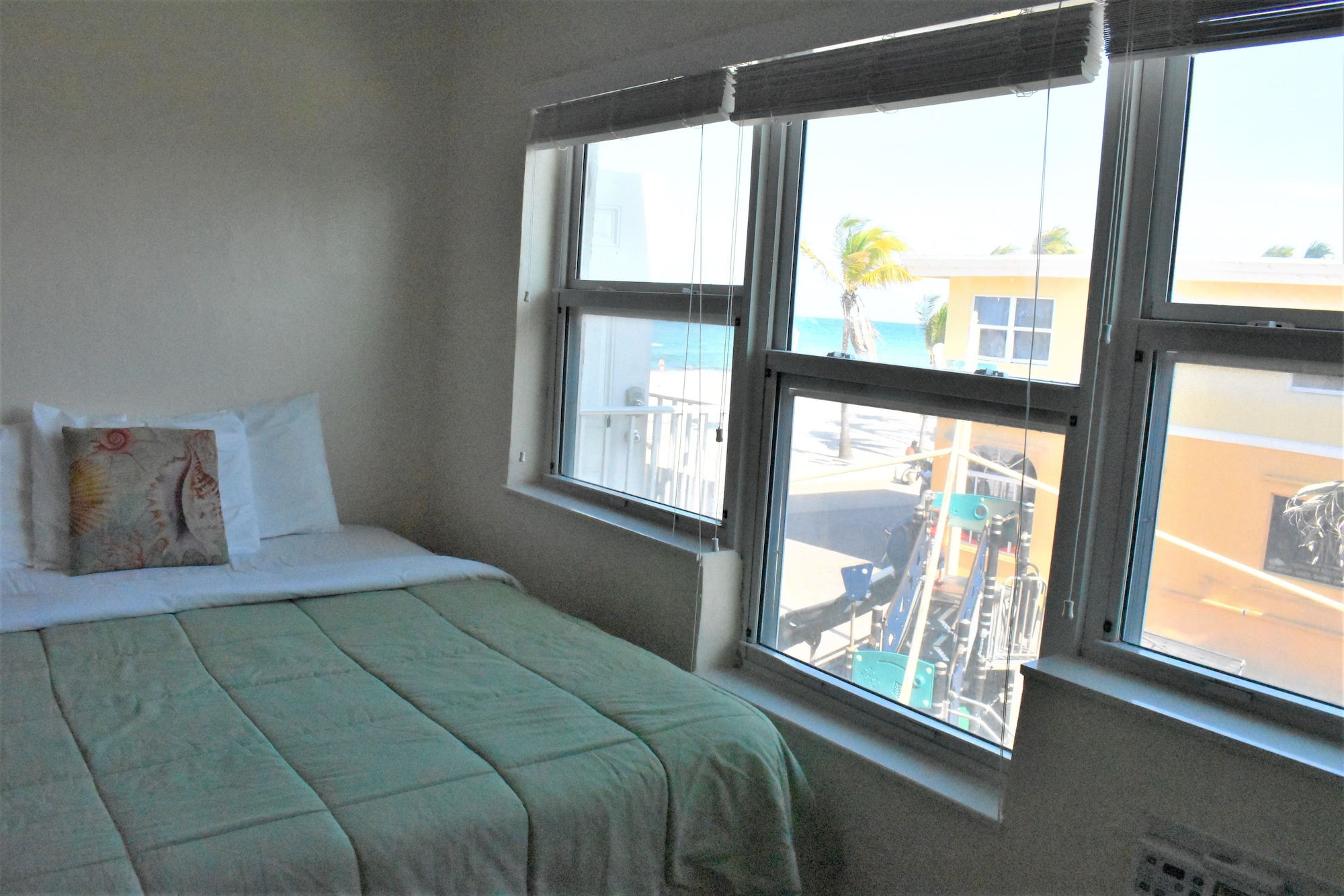 DELUXE, 2 QUEEN BEDS, PARTIAL OCEAN VIEW, KITCHENETTE