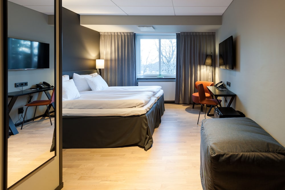 Room, Twin Beds, 3 Beds, Sofa, Separate Building