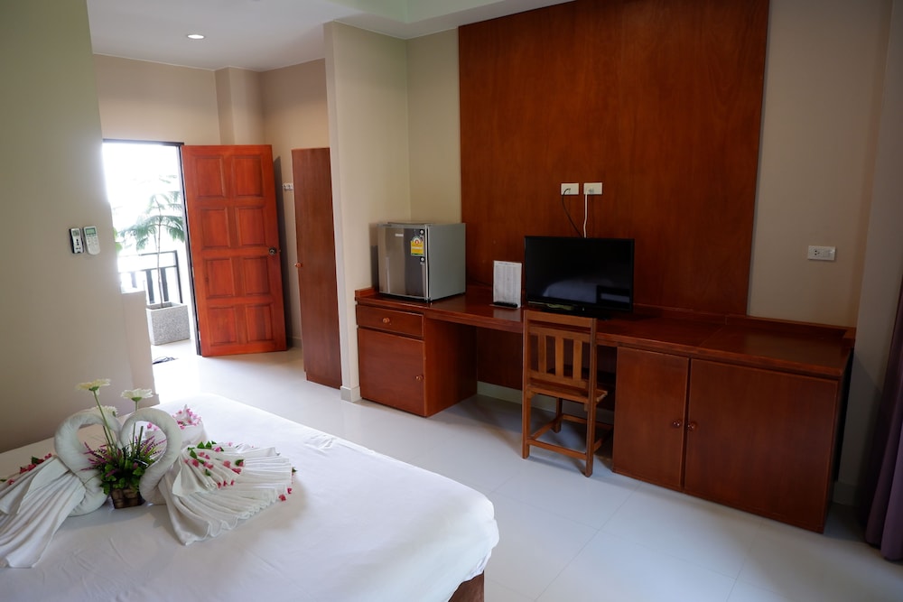 Kata Beachwalk Hotel And Bungalows 37/74