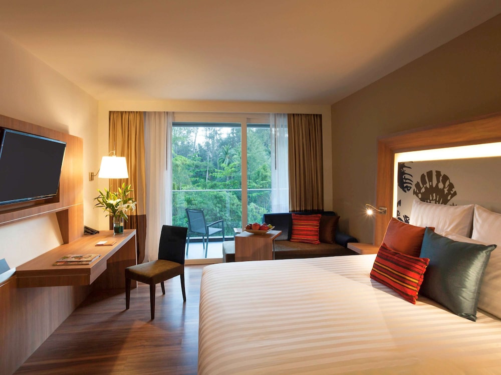 Superior, King Bed, Side Ocean View, Garden View