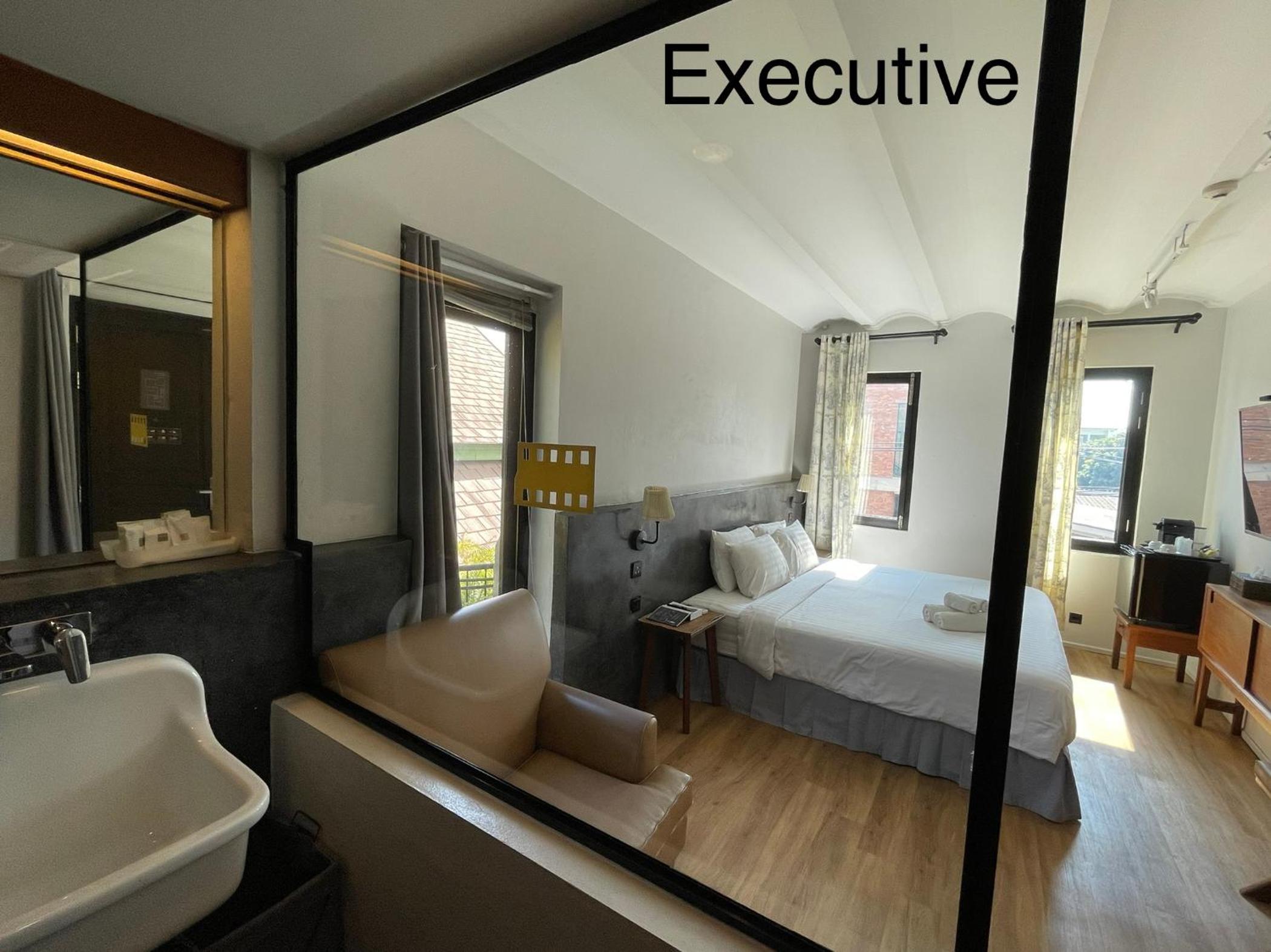 Executive 2/2