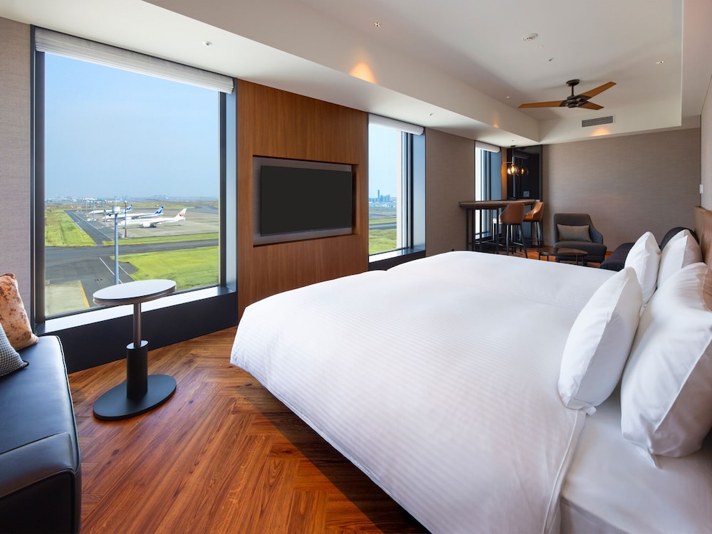 JUNIOR SUITE, MULTIPLE BEDS, AIRPORT VIEW