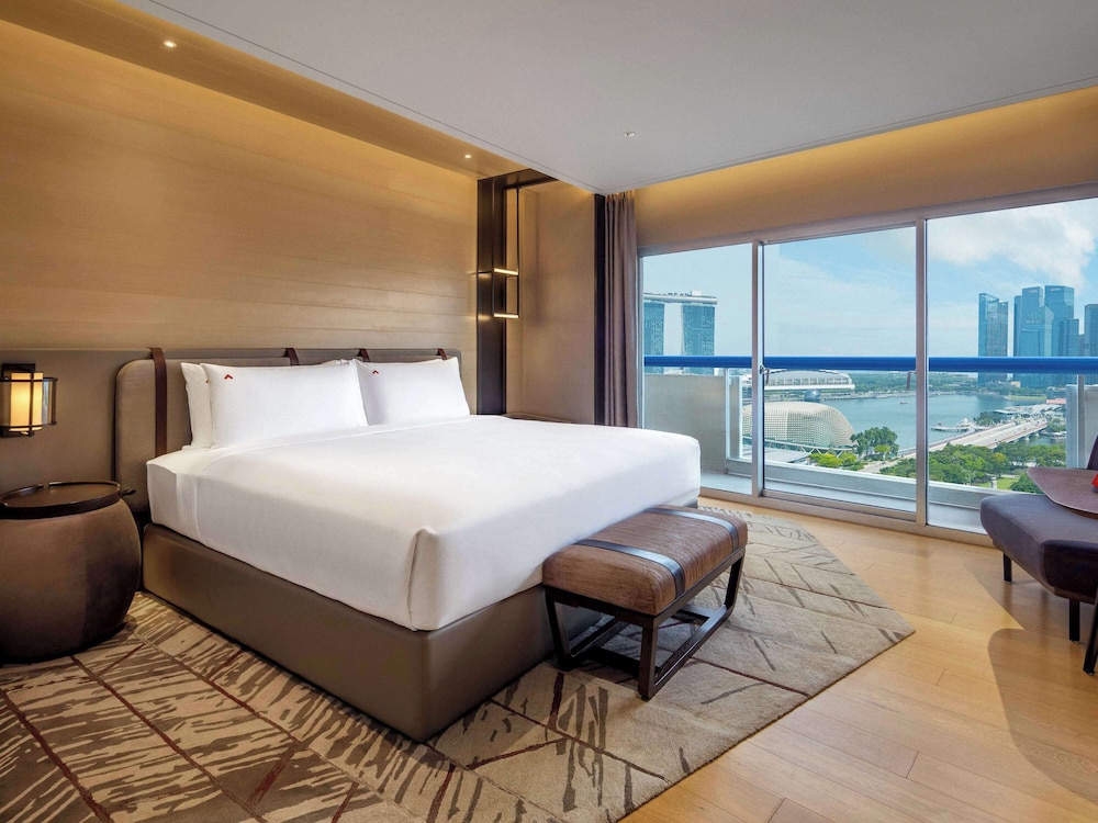 MARINA BAY, PREMIER, KING BED, BAY VIEW, BALCONY