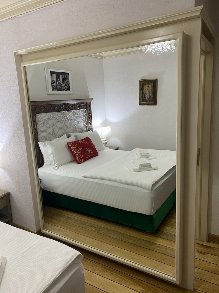 Nisi Hotel 8/63