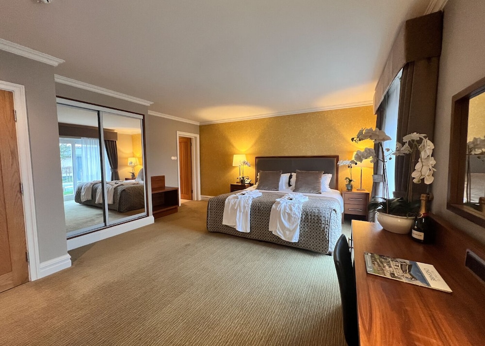 COURTYARD, SUITE, KING BED