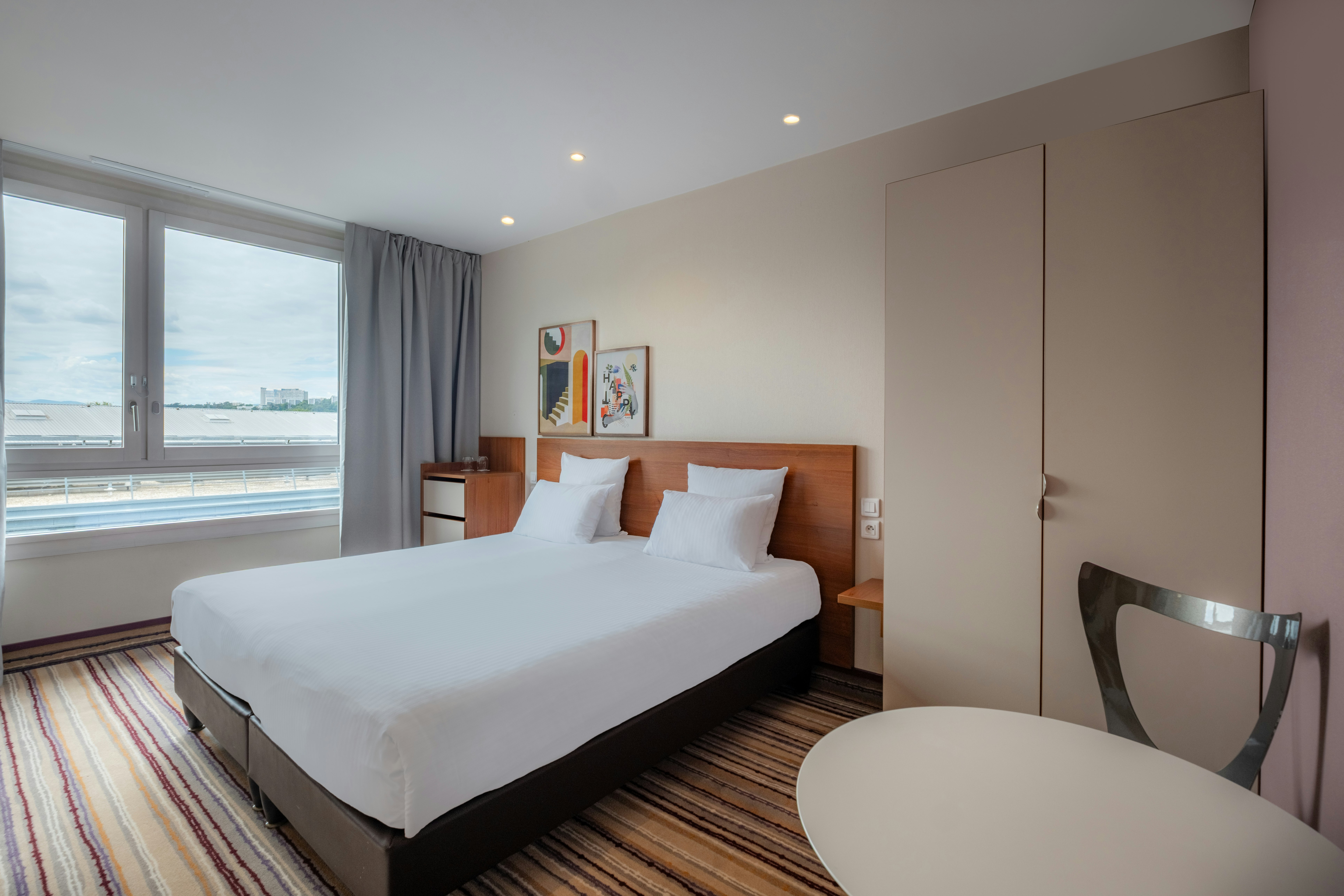 ROOM, KING BED
