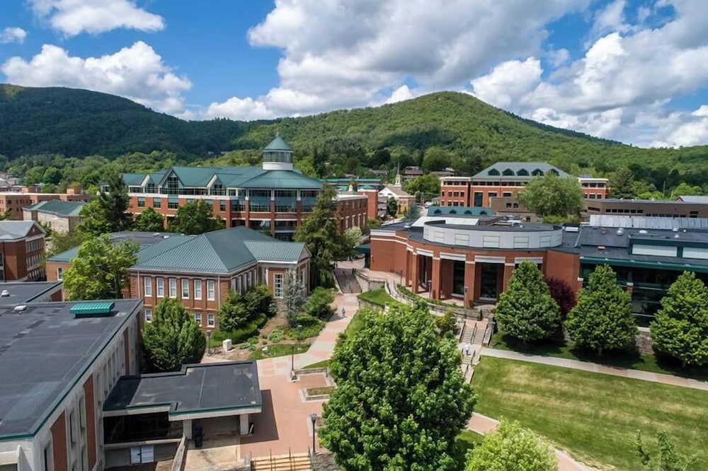 Mountainaire Inn and Log Cabins 44/50