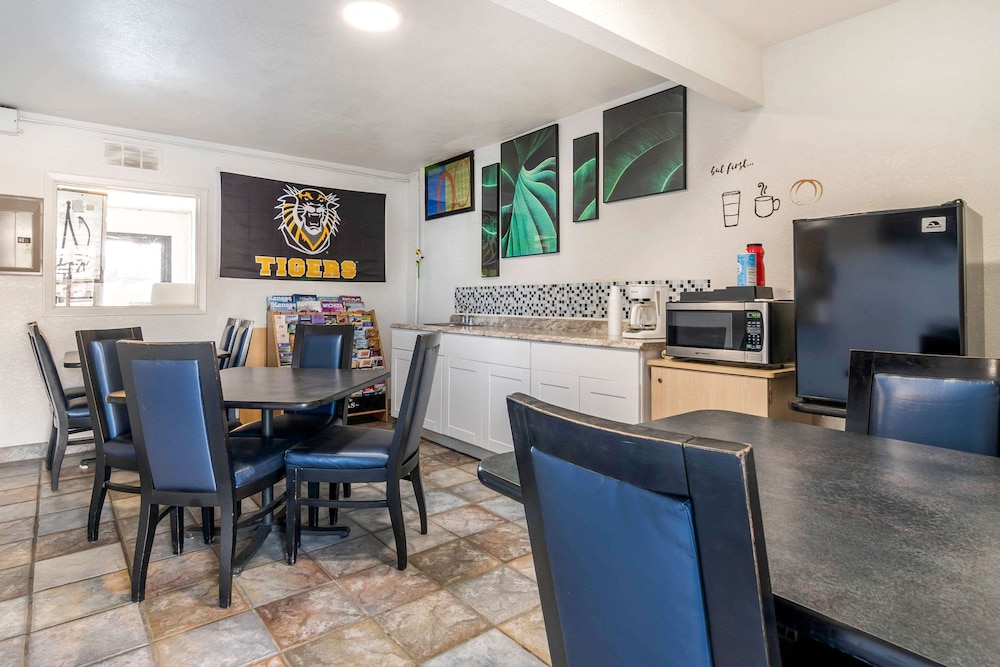 Rodeway Inn Hays KS 15/27