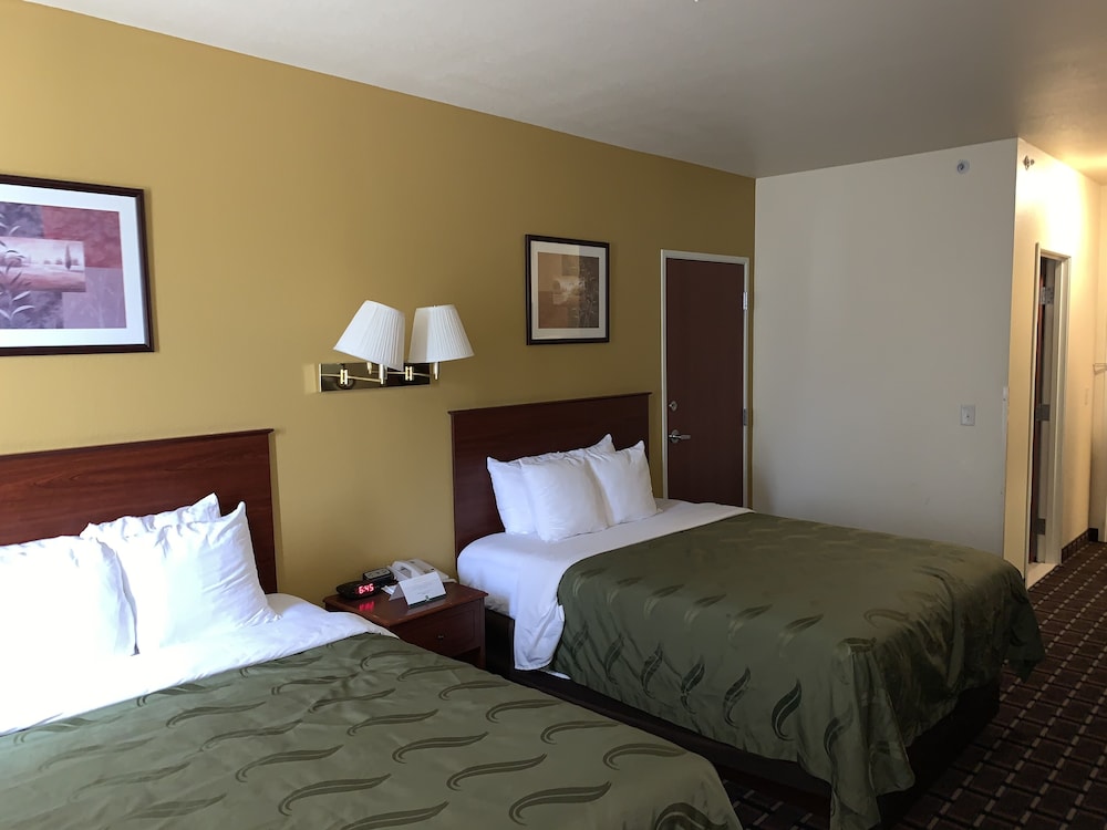 Holiday Inn Express Wichita North - Park City 17/38