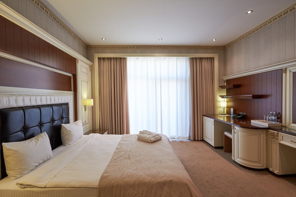 Boulevard Side Hotel 23/73