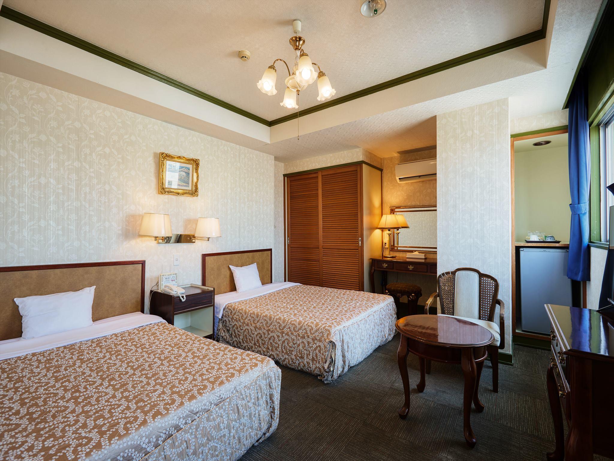 ROOM, TWIN BEDS