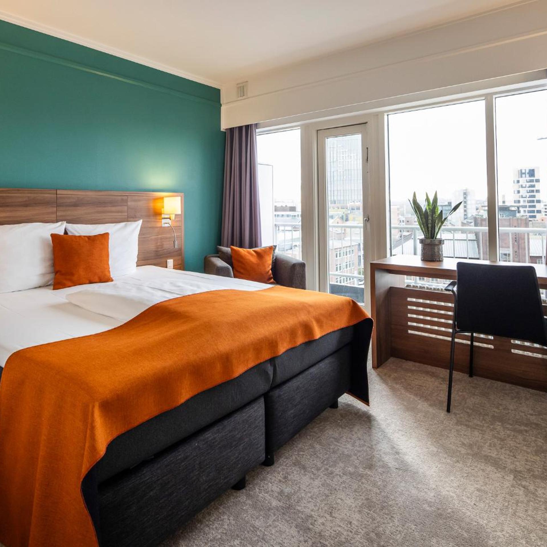 City, Queen Bed