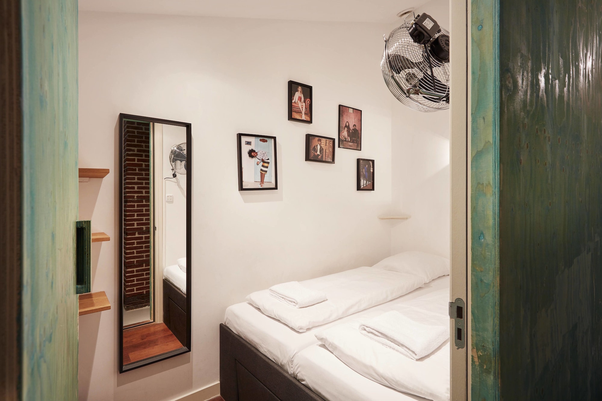 INVISIBLE, DOWNSTAIRS, BASIC, DOUBLE BED, SHARED BATHROOM