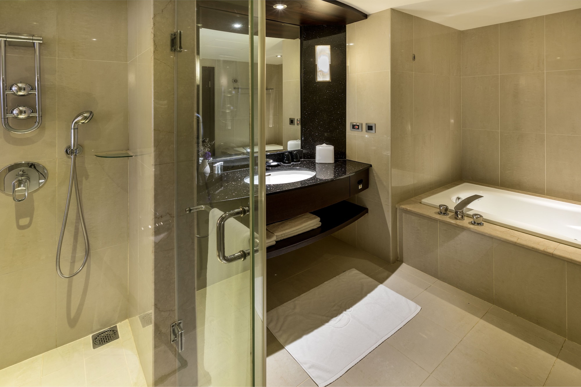 غرفة قياسية بسرير مزدوج، Grand Forward Hotel 2/2