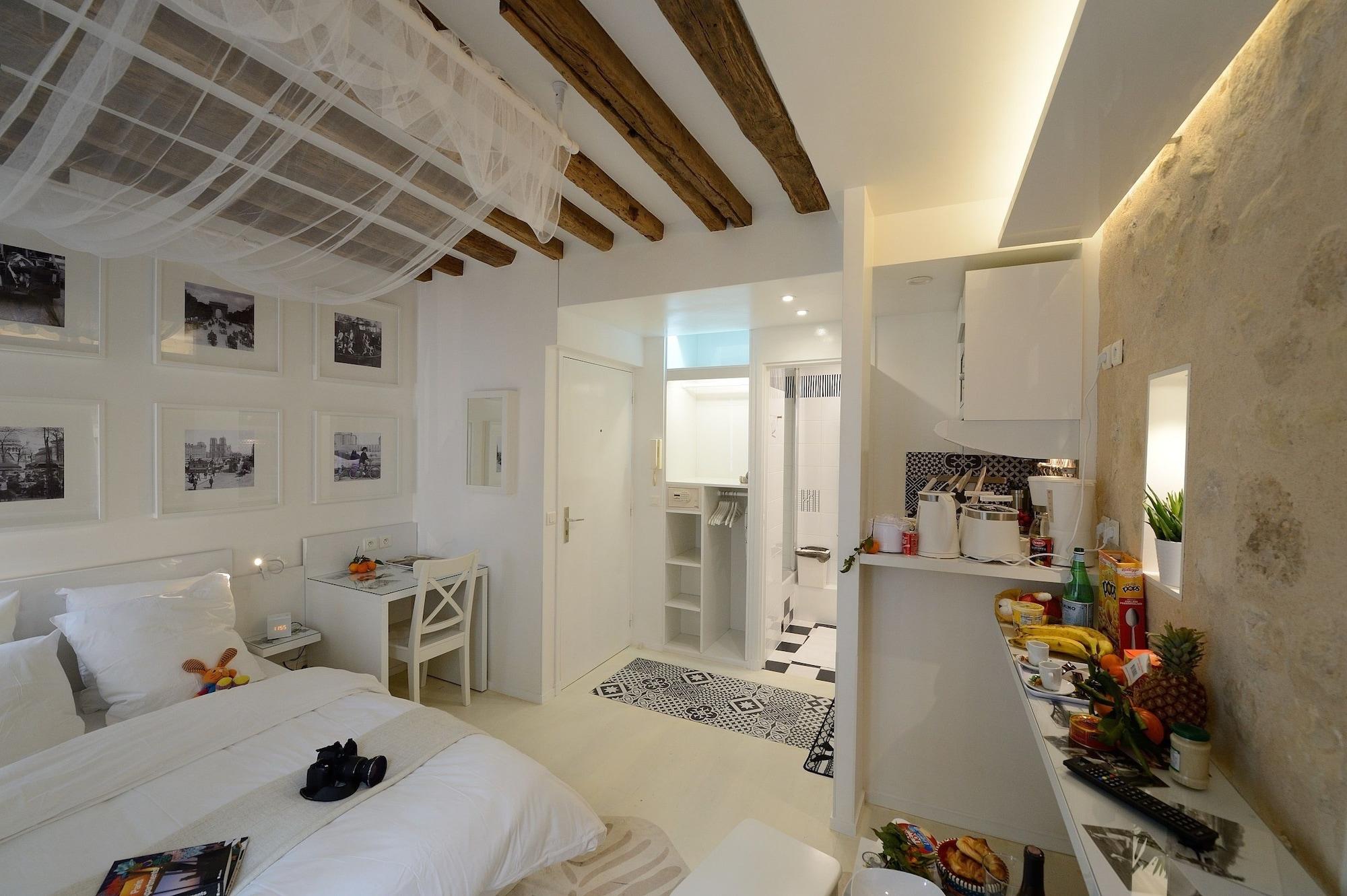 So White, Studio