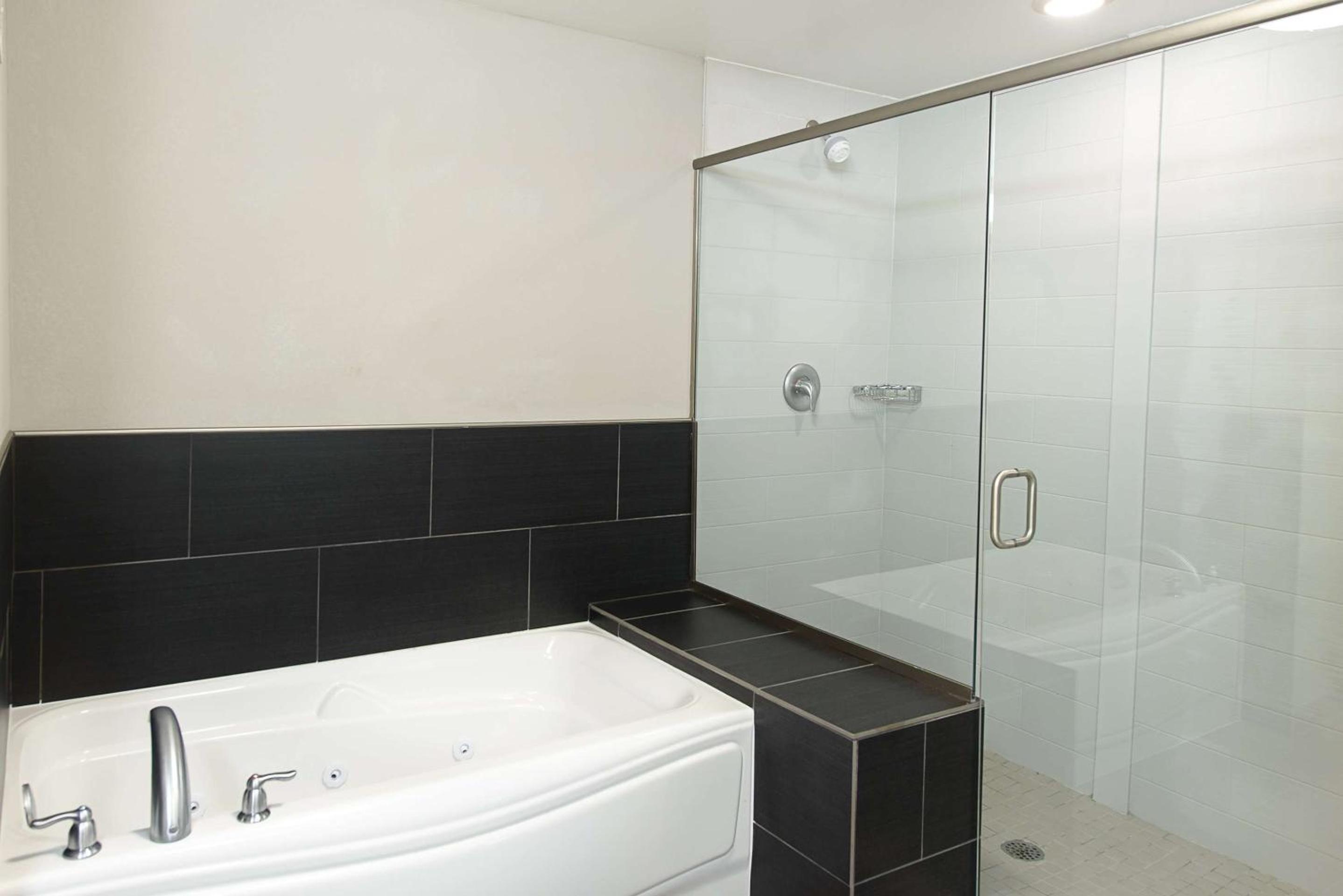 Studio, King Bed, Jetted Tub