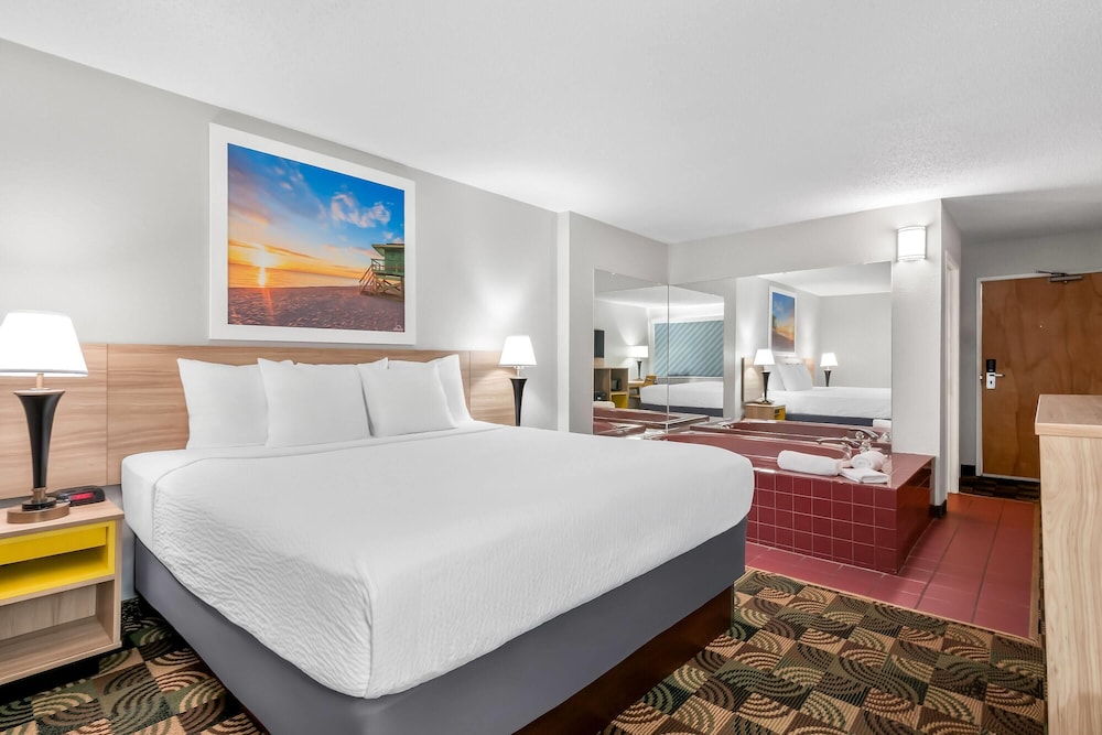 غرفة قياسية بسرير كينج بحوض جاكوزي، Days Inn by Wyndham Hillsdale 3/10