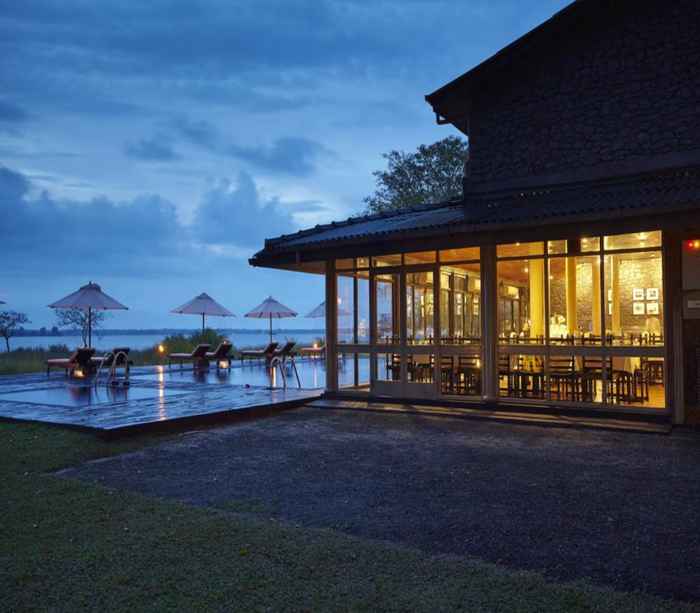 The Lake Hotel 44/50
