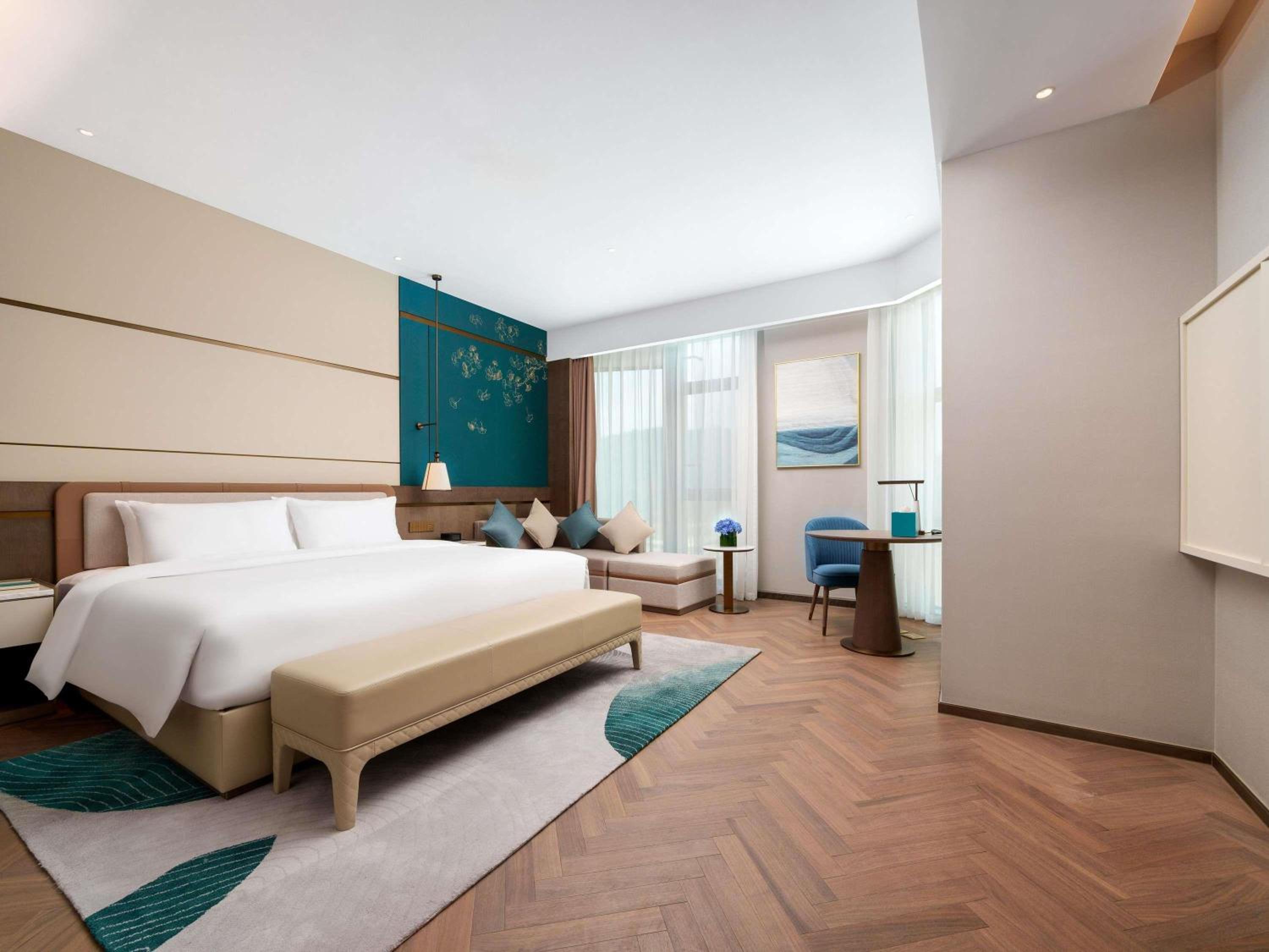 DELUXE, KING BED