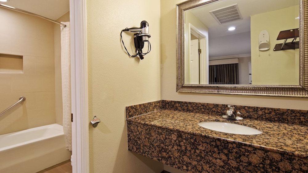 Best Western Woodland Hills Inn 23/37