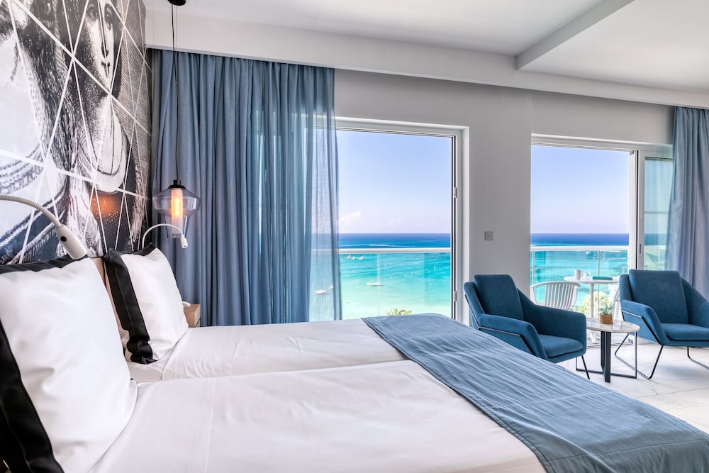 STUDIO, TWIN BEDS, SEA VIEW