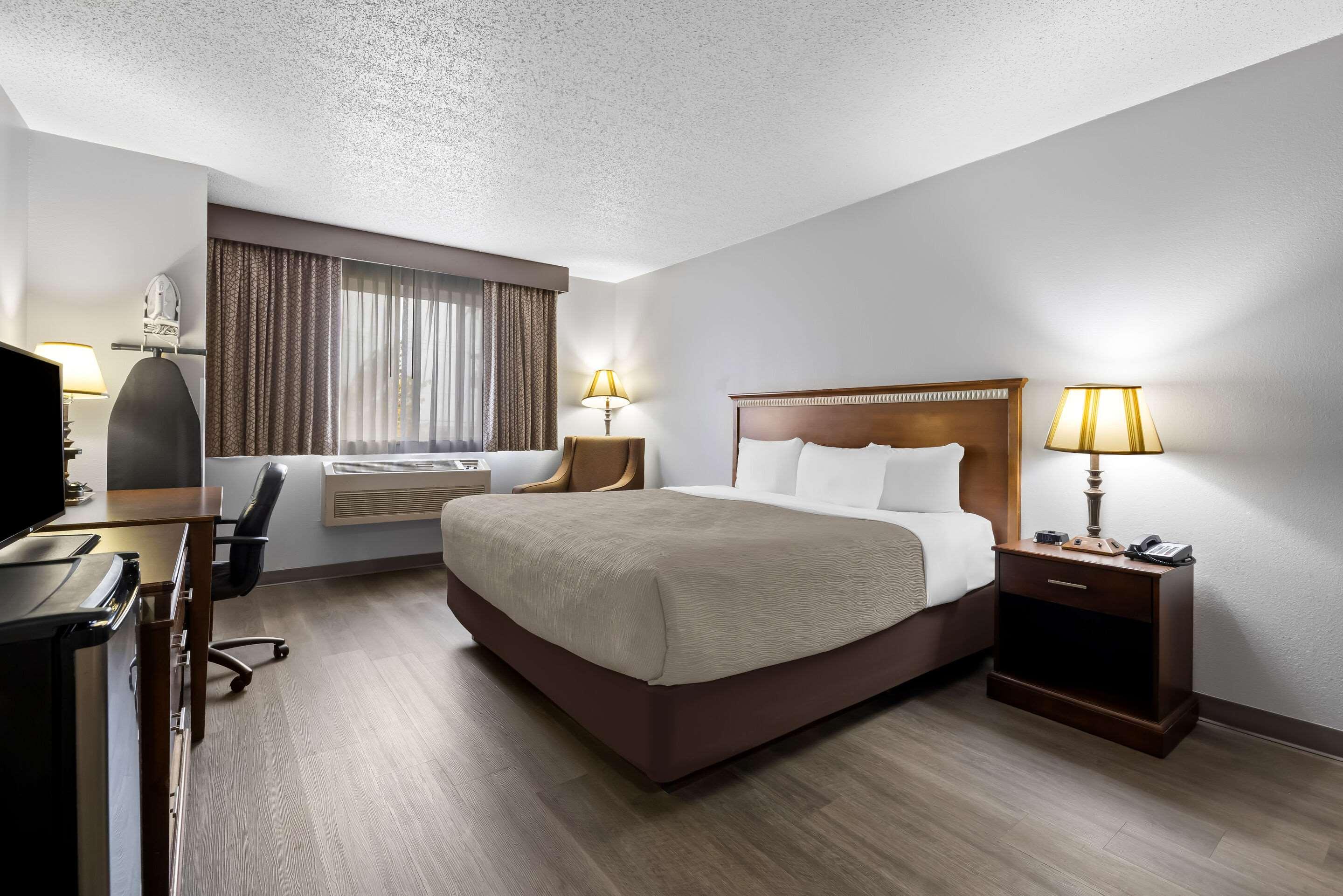 ROOM, KING BED