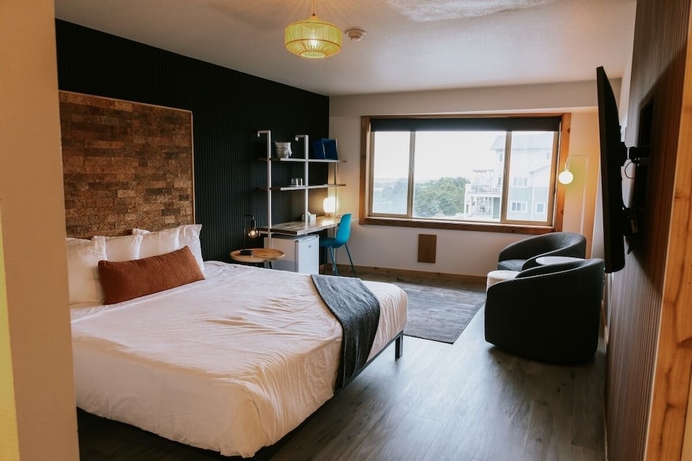 Adrift Hotel 16/50