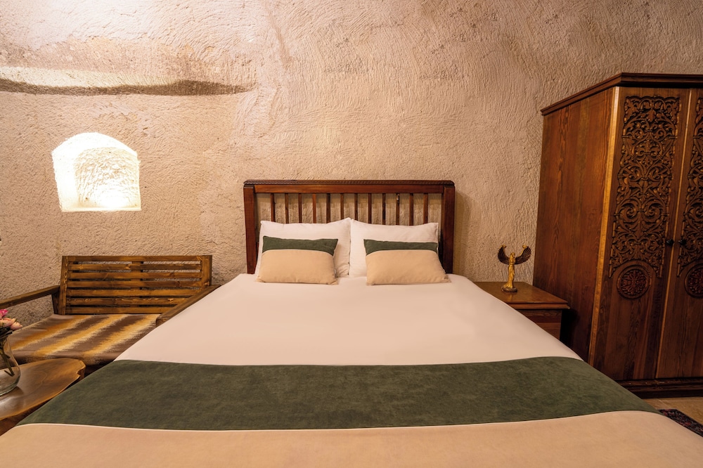 CAVE, DELUXE, FAMILY, SUITE
