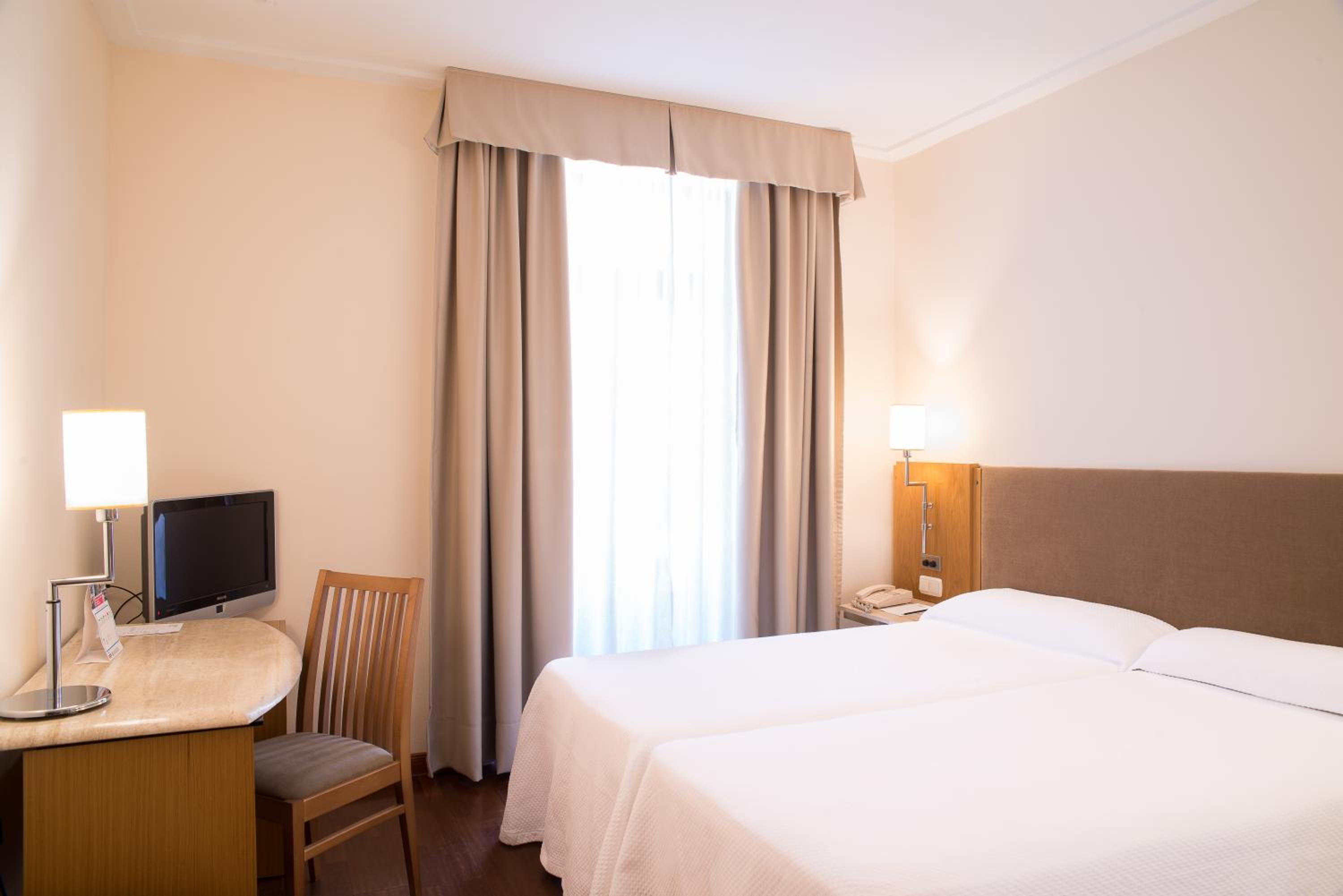 Superior, Double Bed, Hotel Inglaterra 3/9