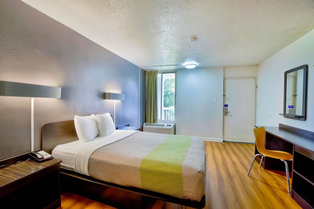 DELUXE, QUEEN BED, SMOKING