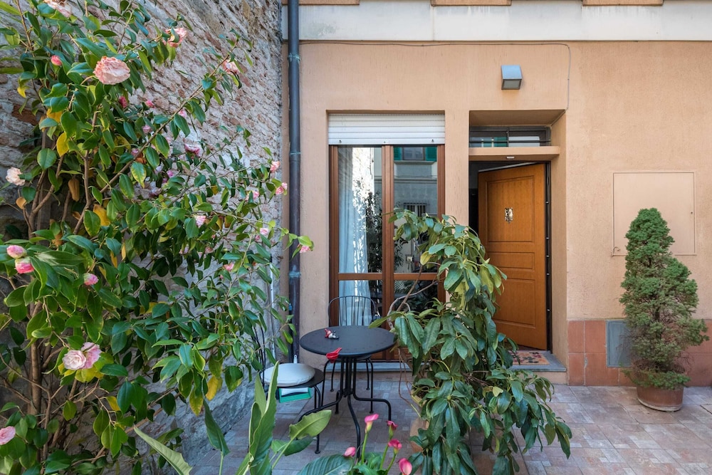 Art Gallery Apartment in Florence 1/33