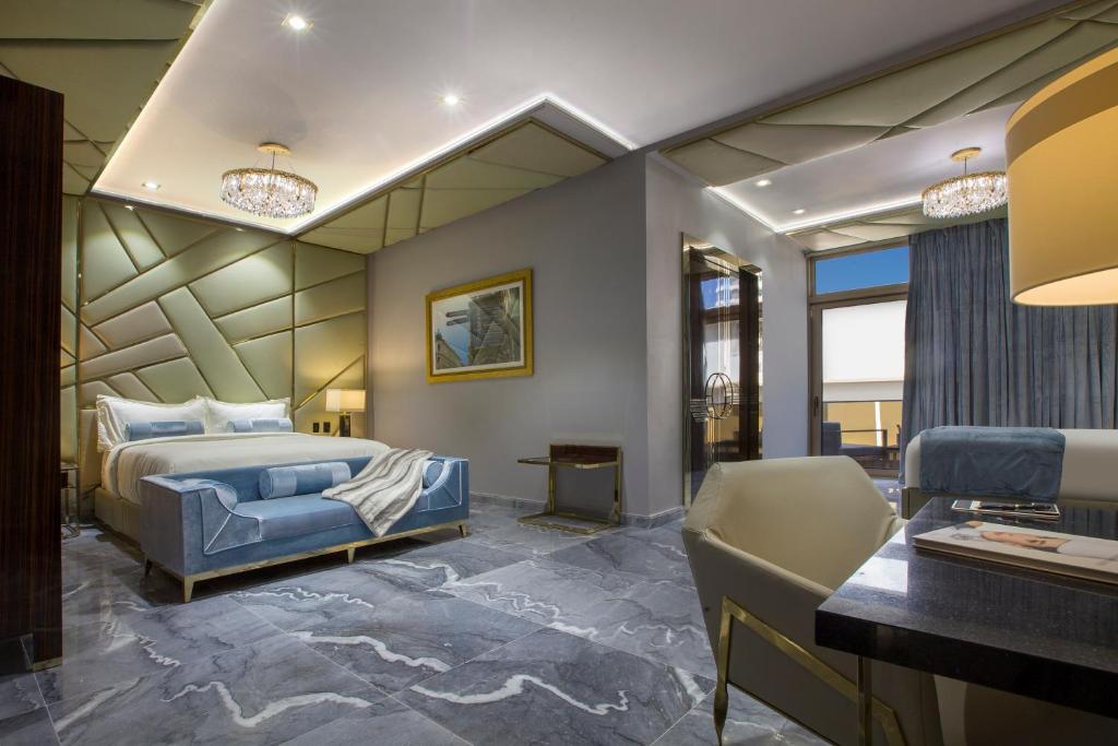 Gallery, Suite, Balcony