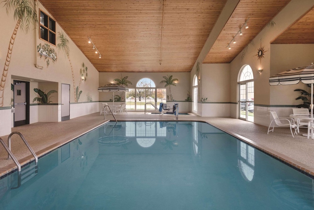 Country Inn & Suites by Radisson, Cedar Falls near University 22/39