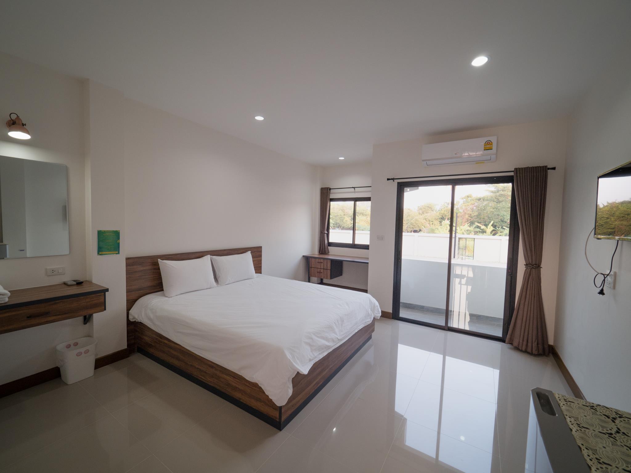 Room, King Bed, Pool Side