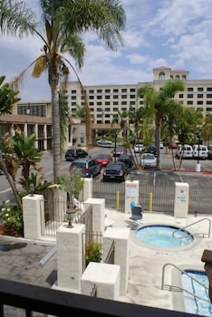 Queens Inn Anaheim 5/57