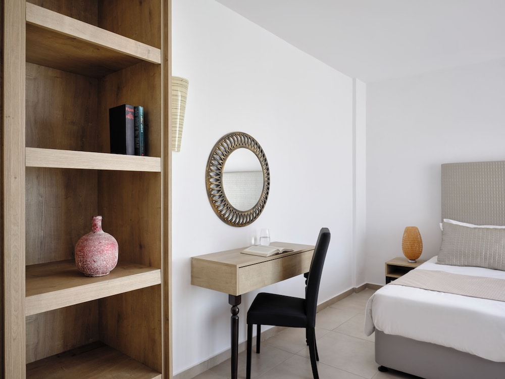 1 BEDROOM, FAMILY SUITE, QUEEN AND TWIN BEDS
