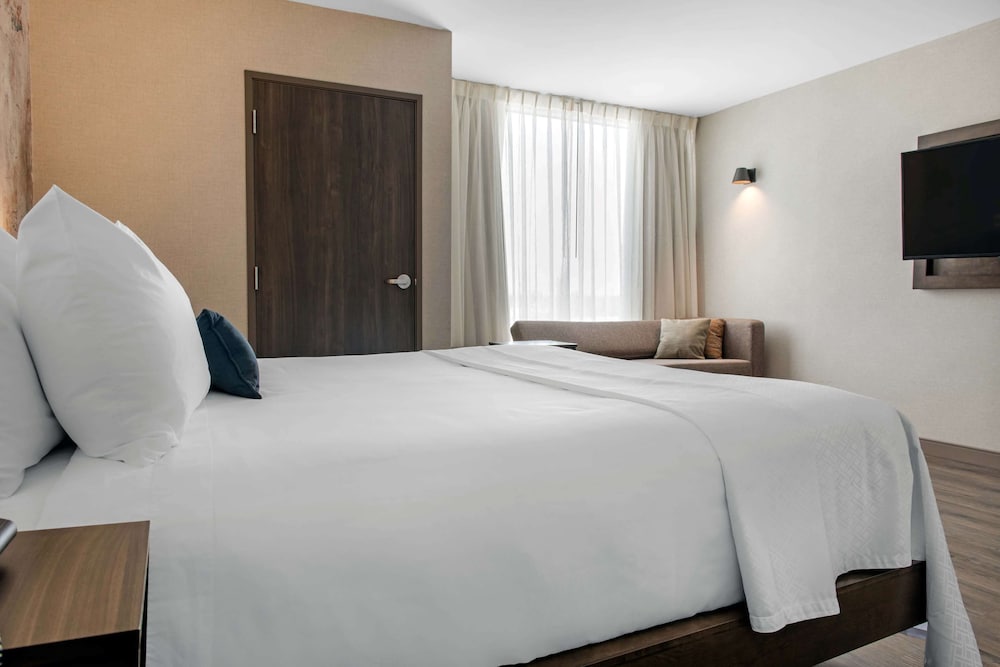 Wyndham Westfield 8/42