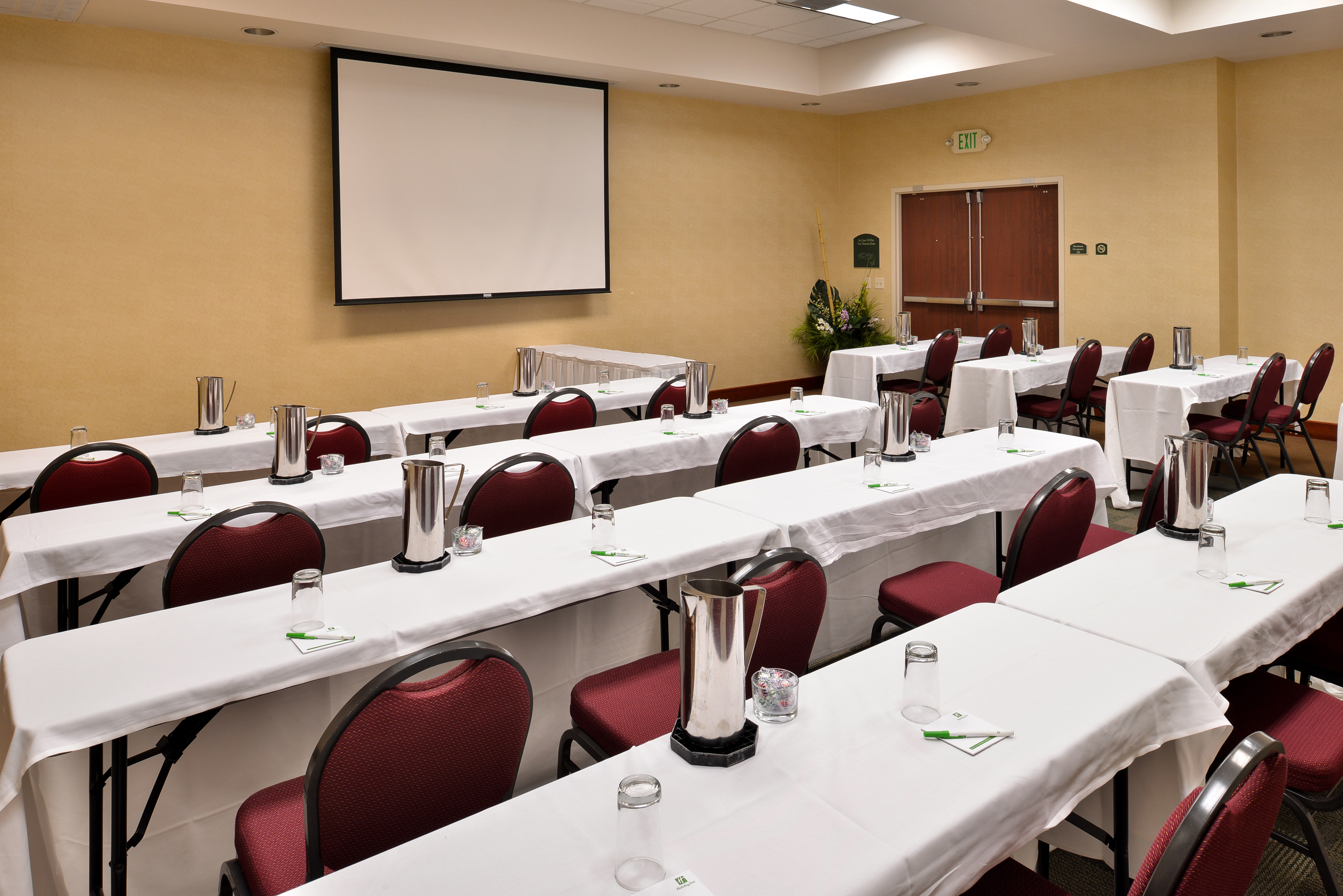 Holiday Inn Madison At The American Center 66/76