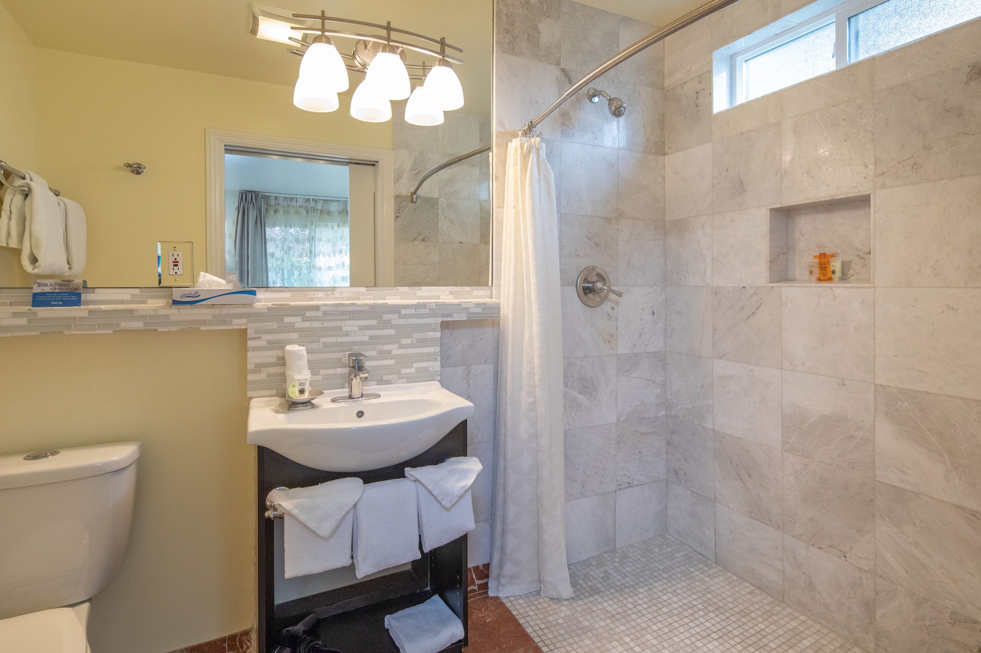SUITE, QUEEN BED
