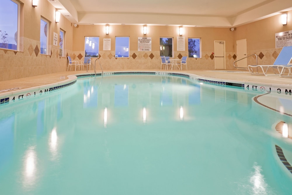 Holiday Inn Express Hotel And Suites Dallas West 2/40