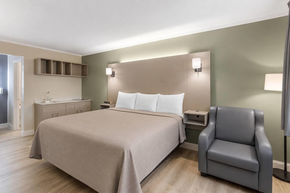 Efficiency, King Bed