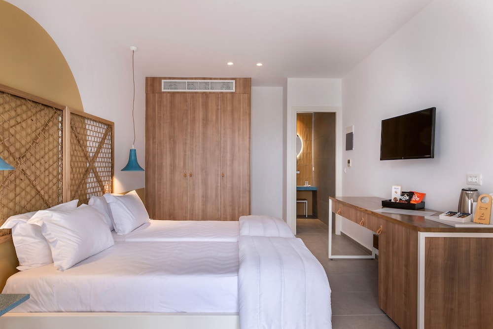 ROOM, DOUBLE BED, POOL FRONT, SEA VIEW