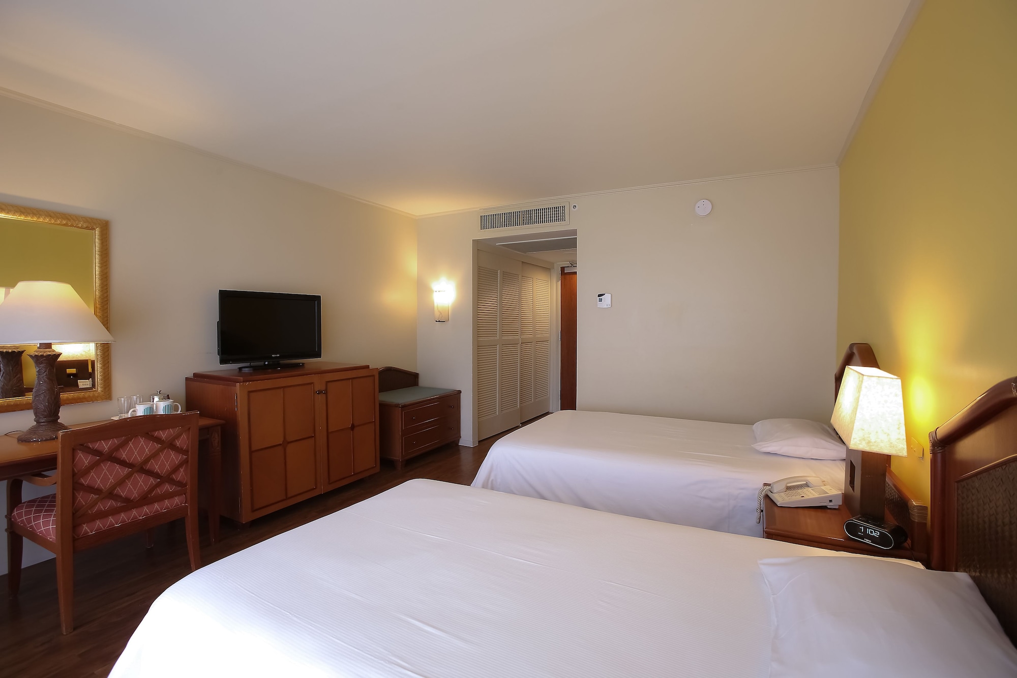 Room, Twin Beds, City View, Beach Tower