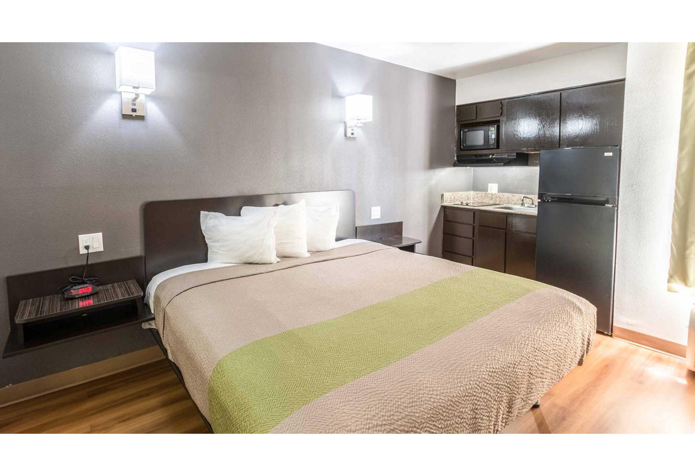 جناح بسرير كينج، Studio6 Arlington, TX 2/4