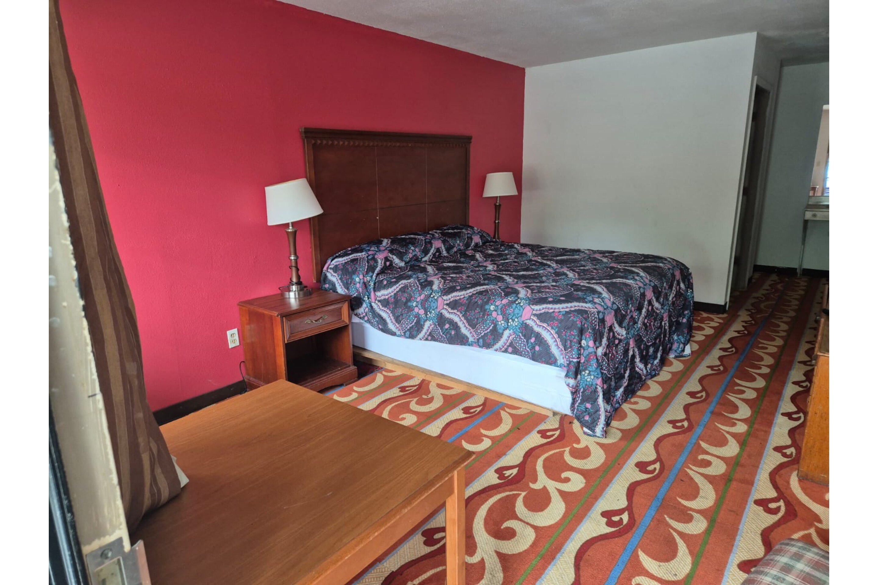 غرفة بسرير كينج لغير المدخنين، Woodbridge Inn By OYO Rome 3/5