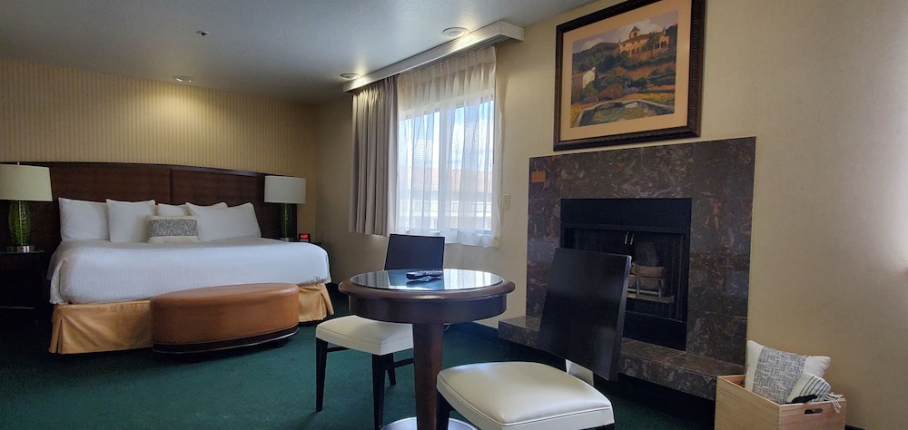 Rogue Regency Inn and Suites 18/80