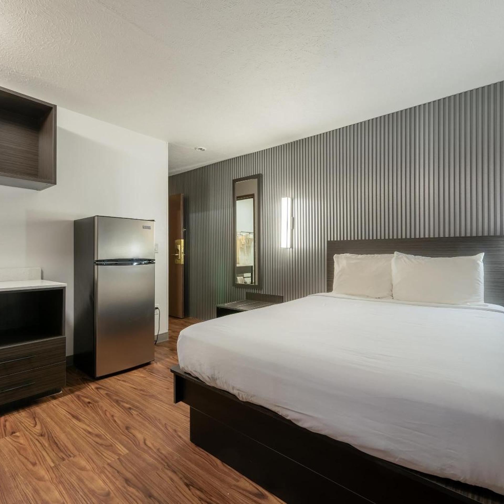 1 Queen Bed - Mobil Access Tub Nsmk Micfridg